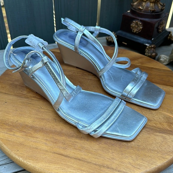 “Newish” Caslon Paola Silver Leather Ankle Strap Wedge Sandal heels Women Sz 9.5 - Picture 1 of 16